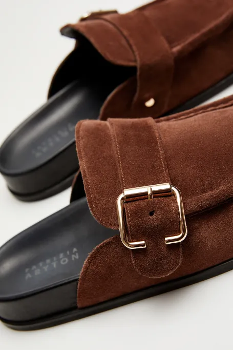 Braune, überziehbare Wildledersandalen