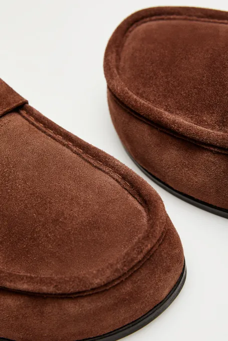 Braune, überziehbare Wildledersandalen