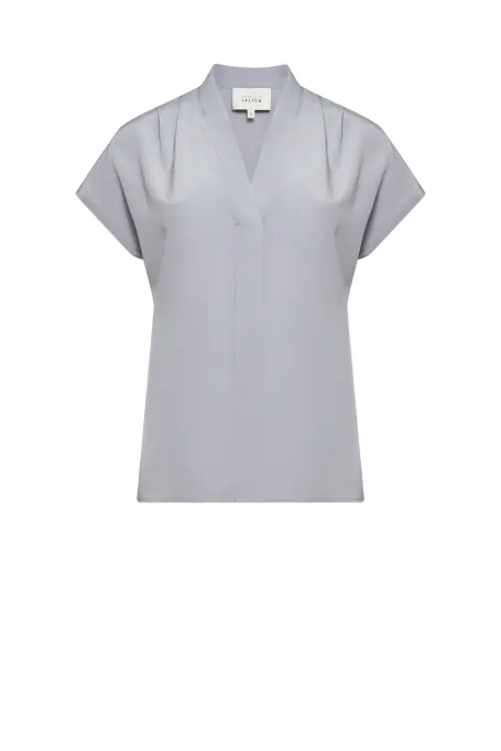 Graue Seidenbluse mit V-Ausschnitt