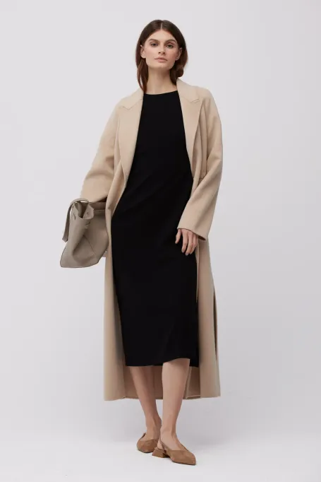 Schwarzes Midikleid mit kurzem Ärmel