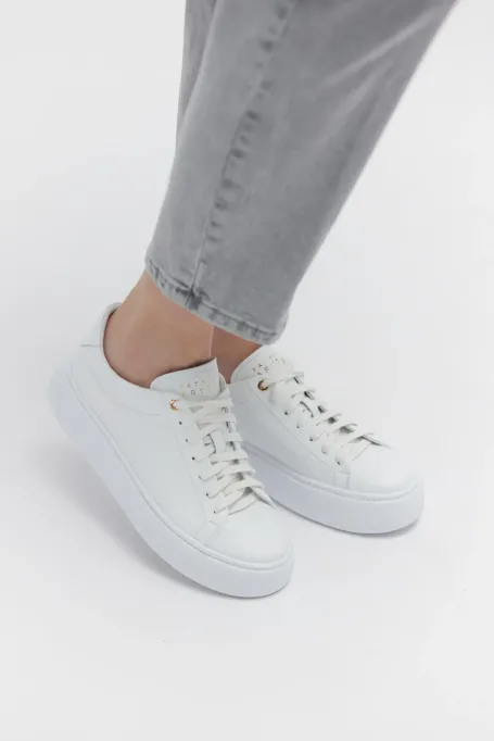 Weiße Sportschuhe