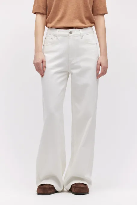 Weiße Jeans mit weitem Bein