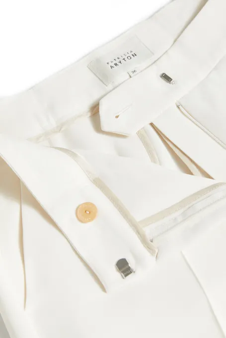 Weiße elegante Hosen mit weitem Bein