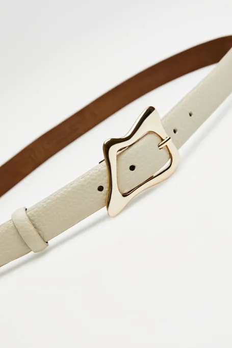 Beiger Ledergürtel mit dekorativer Schnalle