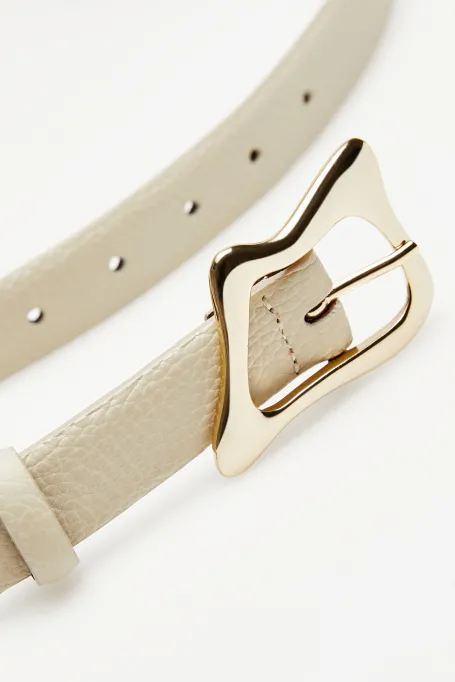 Beiger Ledergürtel mit dekorativer Schnalle