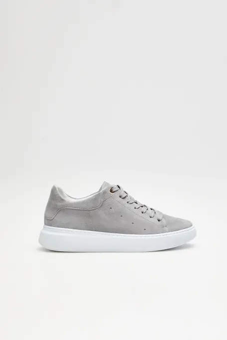 Graue Sneakers aus Wildleder