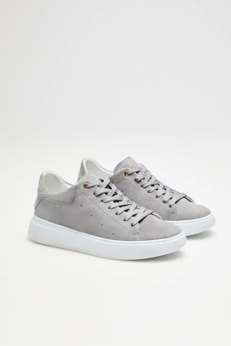 Graue Sneakers aus Wildleder