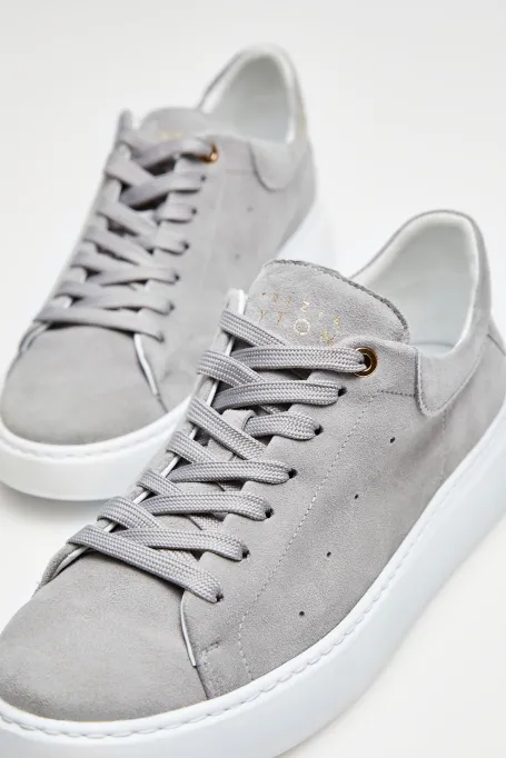 Graue Sneakers aus Wildleder