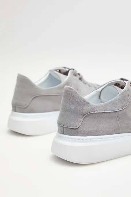 Graue Sneakers aus Wildleder