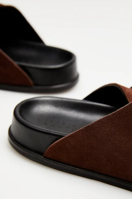 Braune Sandalen aus Wildleder