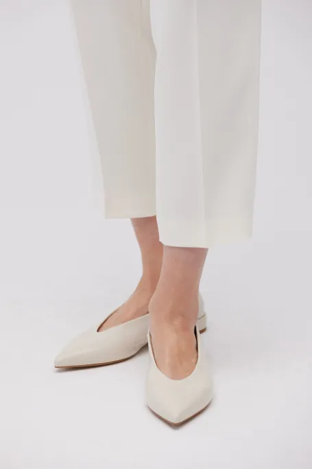 Beige Leder-Ballerinas mit mandelförmiger Spitze