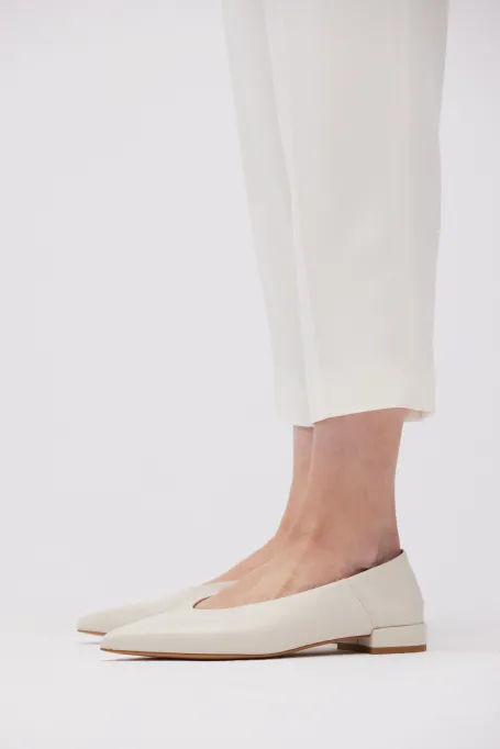 Beige Leder-Ballerinas mit mandelförmiger Spitze