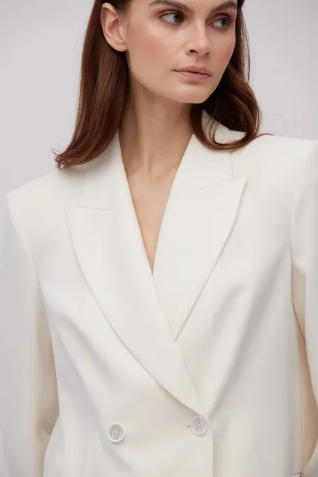 Kurzes cremefarbenes Sakko für den Anzug beige