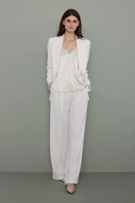 Weiße elegante Hosen mit weitem Bein