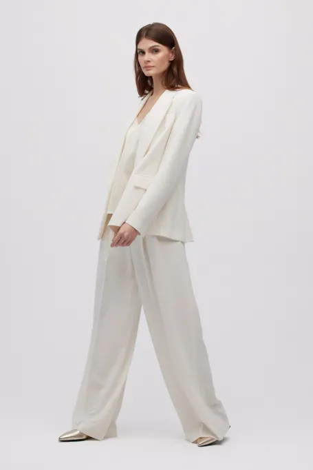 Weiße elegante Hosen mit weitem Bein