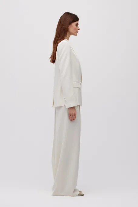 Weiße elegante Hosen mit weitem Bein