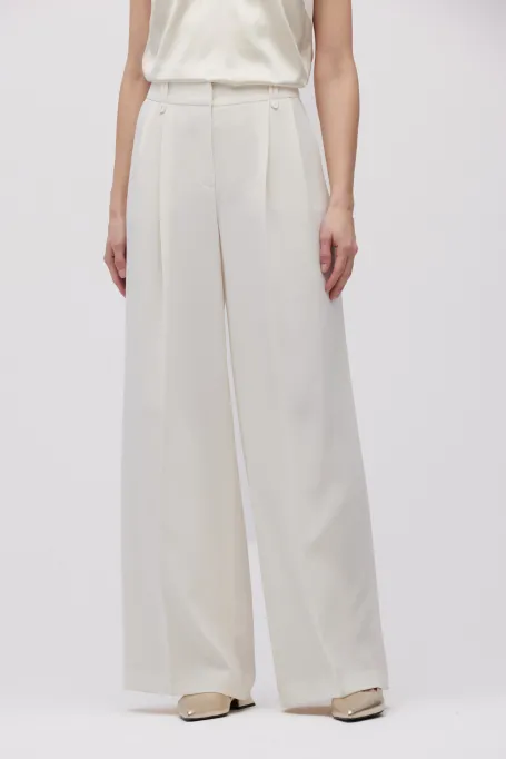 Weiße elegante Hosen mit weitem Bein