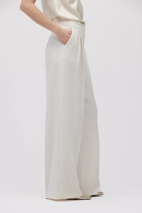 Weiße elegante Hosen mit weitem Bein