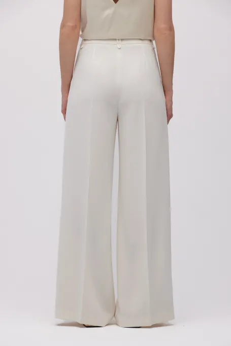 Weiße elegante Hosen mit weitem Bein