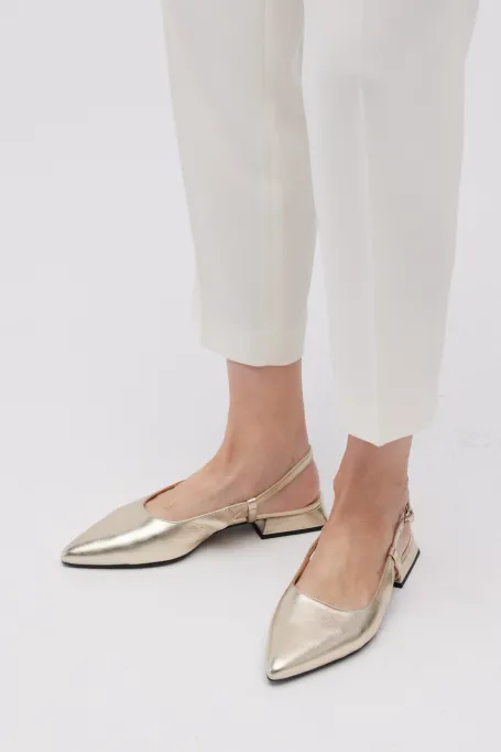 Goldene Slingback-Schuhe