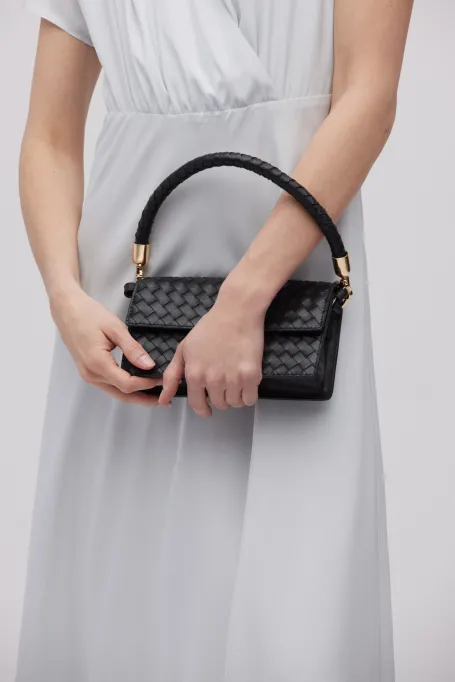Kleine schwarze Tasche aus geflochtenem Leder schwarz