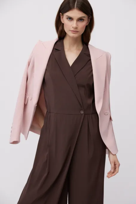 Seidiger schokoladenbrauner Overall mit weitem Bein