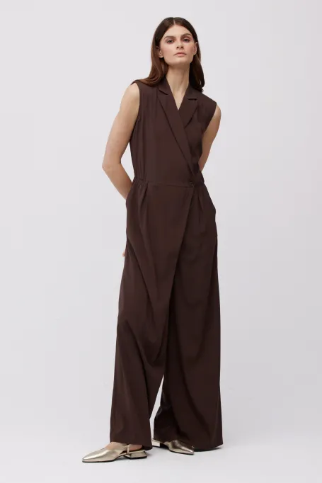 Seidiger schokoladenbrauner Overall mit weitem Bein