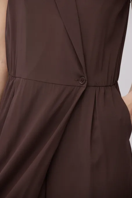 Seidiger schokoladenbrauner Overall mit weitem Bein