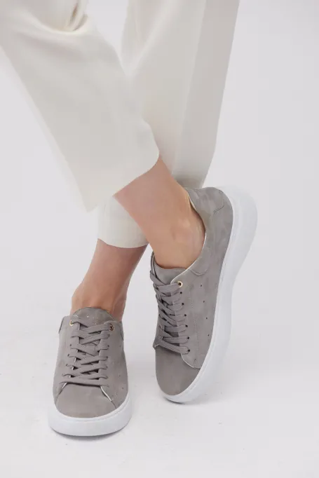 Graue Sneakers aus Wildleder