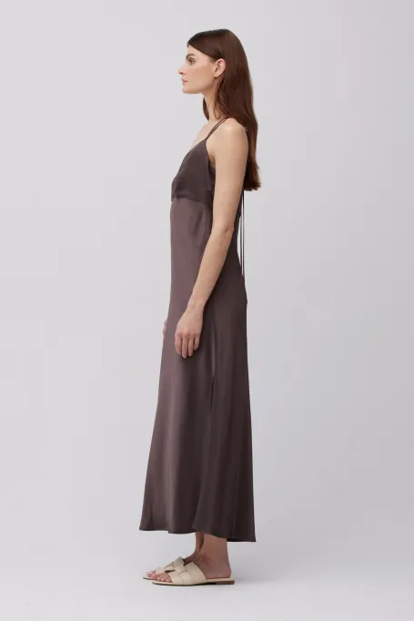 Langes schokoladenbraunes Kleid mit Bindung am Hals