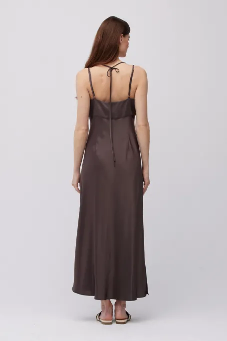 Langes schokoladenbraunes Kleid mit Bindung am Hals