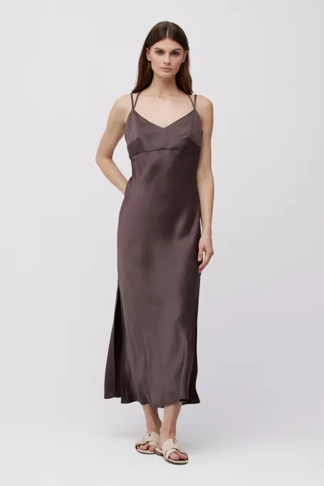 Langes schokoladenbraunes Kleid mit Bindung am Hals