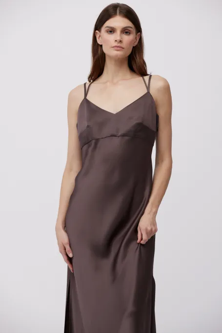 Langes schokoladenbraunes Kleid mit Bindung am Hals