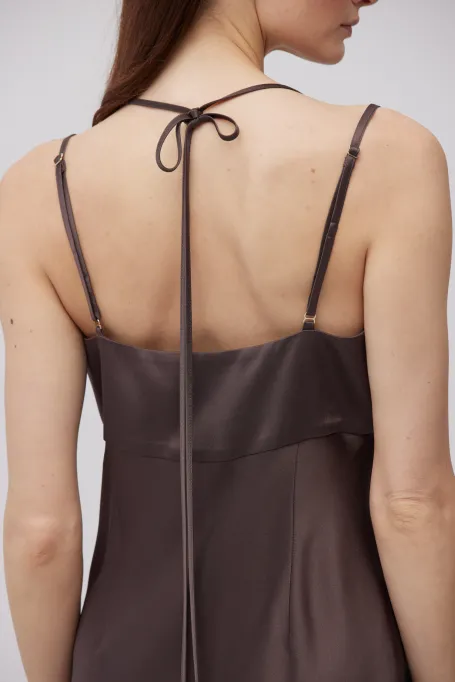 Langes schokoladenbraunes Kleid mit Bindung am Hals