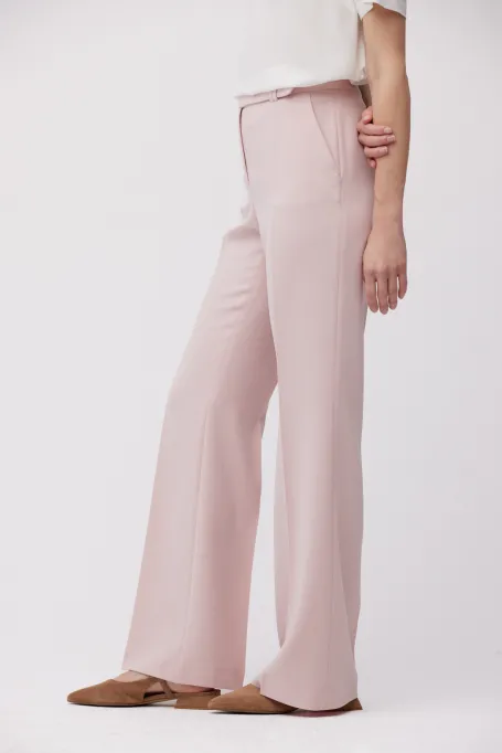 Hosen in puderrosa zum Anzug