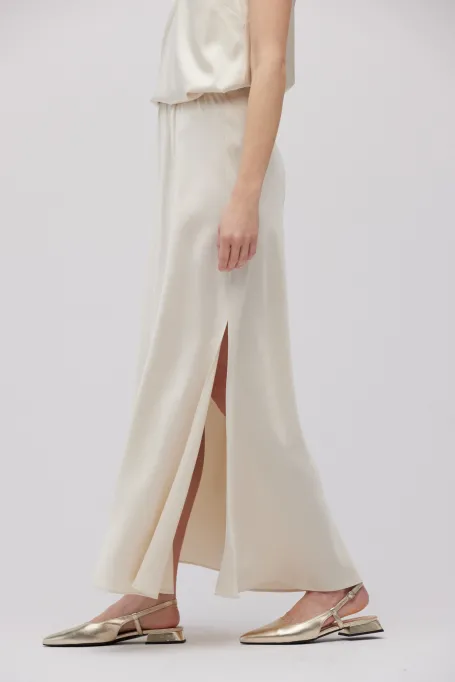 Langer beiger Rock mit Schlitzen