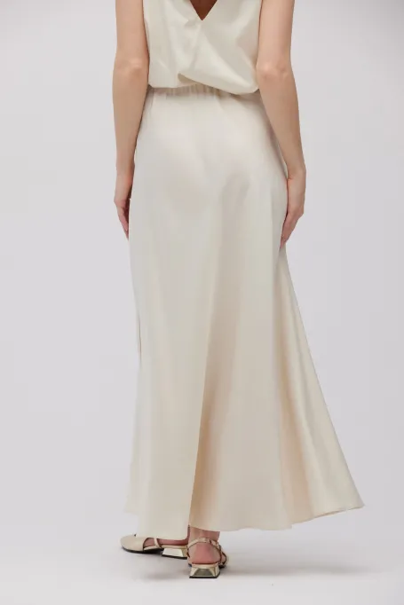 Langer beiger Rock mit Schlitzen