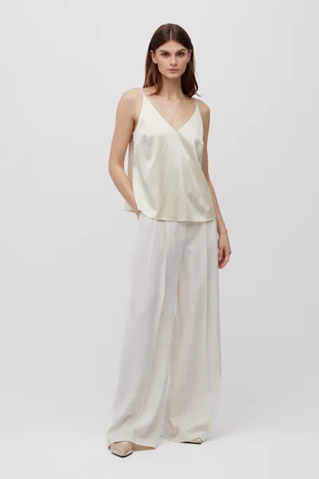 Lockere beige Seidenbluse mit Trägern