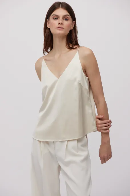 Lockere beige Seidenbluse mit Trägern