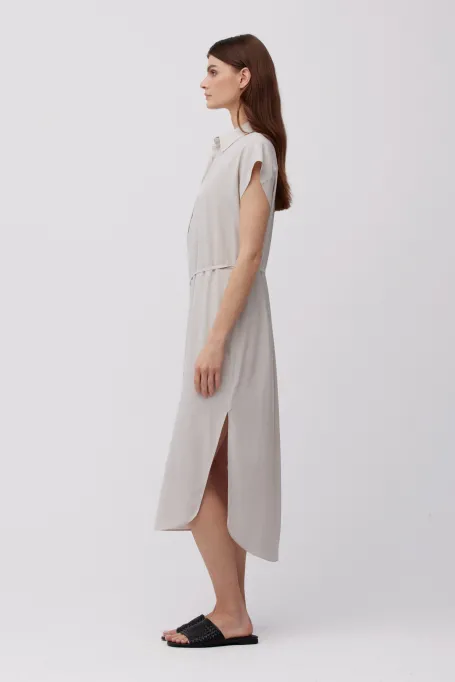 Beiges Kleid aus Seide