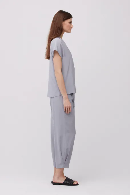 Graue Seidenbluse mit V-Ausschnitt