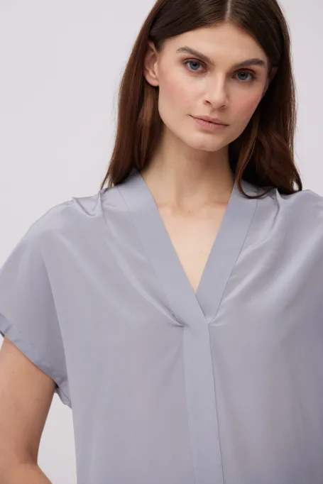 Graue Seidenbluse mit V-Ausschnitt