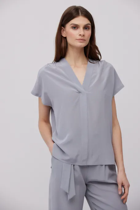 Graue Seidenbluse mit V-Ausschnitt