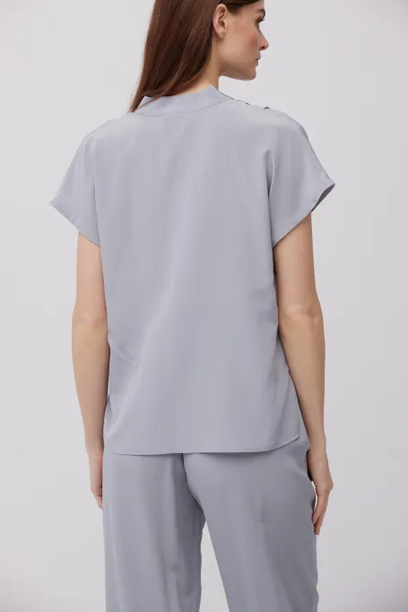 Graue Seidenbluse mit V-Ausschnitt