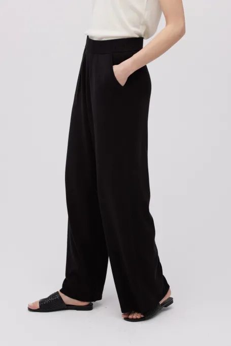 Schwarze weite Hosen mit Seide