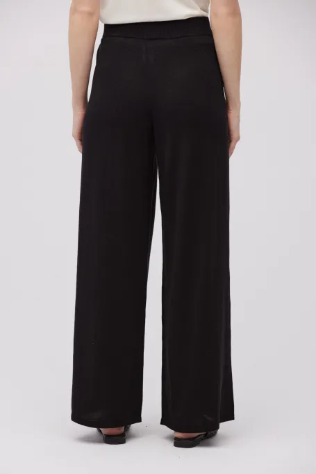 Schwarze weite Hosen mit Seide