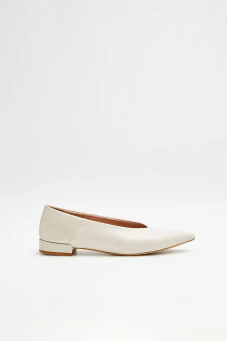 Beige Leder-Ballerinas mit mandelförmiger Spitze