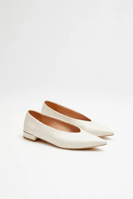 Beige Leder-Ballerinas mit mandelförmiger Spitze