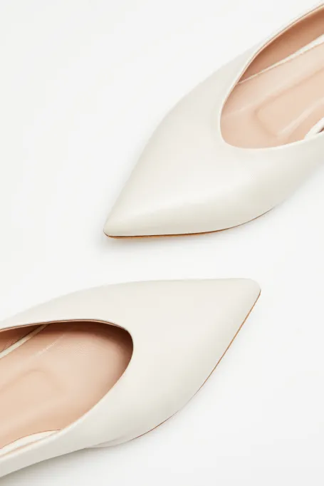 Beige Leder-Ballerinas mit mandelförmiger Spitze