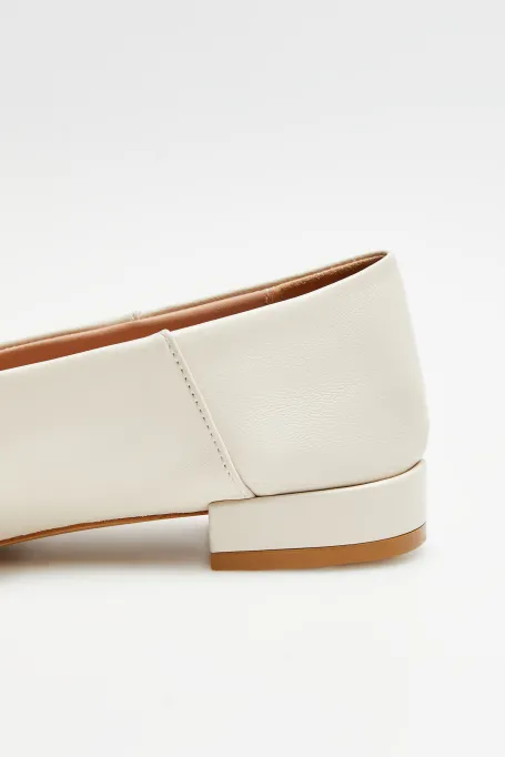 Beige Leder-Ballerinas mit mandelförmiger Spitze